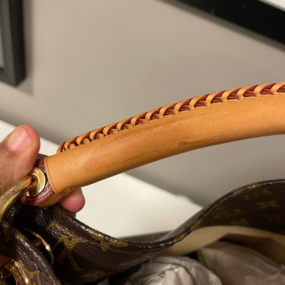 Authentic Louis Vuitton Monogram Artsy MM - Picture 9 of 16